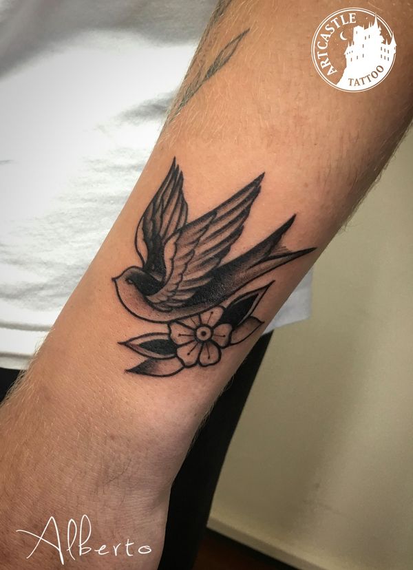 ArtCastleTattoo Tattoo ArtiestAlberto Bird with flower on arm Traditioneel Traditional