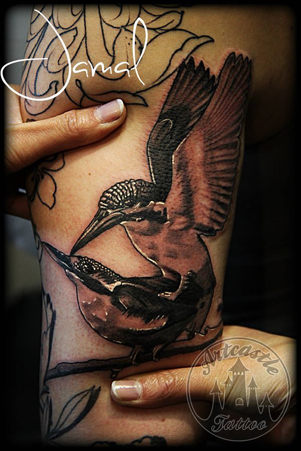 ArtCastleTattoo Tattoo ArtiestJamal Realistic black and grey kingfisher birds tattoo on upper arm Realistisch black en grey ijsvogels tattoo op boven arm Black n Grey