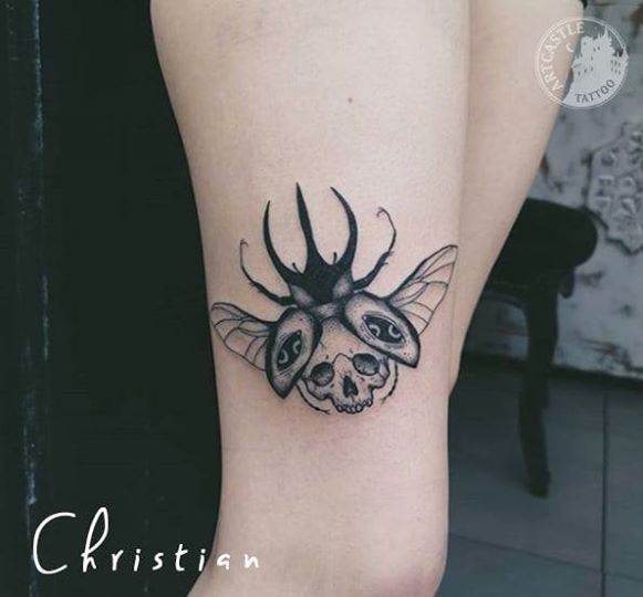 ArtCastleTattoo Tattoo ArtiestJona Blackwork skull in insect Blackwork schedel in insect