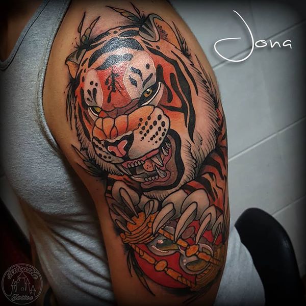 ArtCastleTattoo Tattoo ArtiestJona Neo traditional tiger in color on the upper arm with hourglass Color