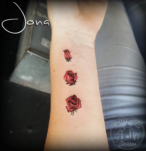 ArtCastleTattoo Tattoo ArtiestJona Small realistic roses in red colors Color