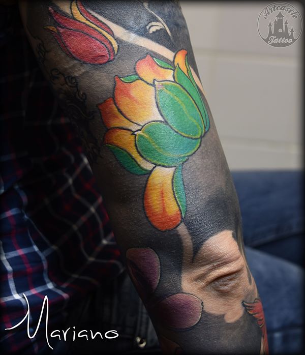ArtCastleTattoo Tattoo ArtiestMariano Color lotus detail on traditional japanese sleeve. Sleeve also covers scars. Color