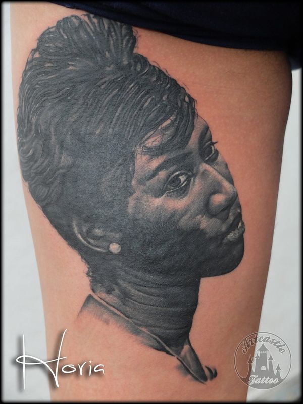 ArtCastleTattoo Tattoo ArtiestPrive Horia Realistic black n grey portrait of Aretha Franklin Queen of Soul upper leg tattoo Portraits