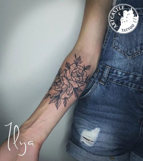 ArtCastleTattoo Tattoo ArtiestPrive Ilya Flowers on arm Blackwork