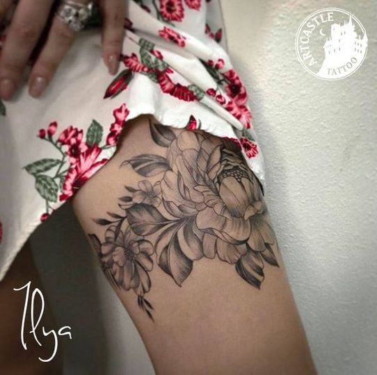 ArtCastleTattoo Tattoo ArtiestPrive Ilya Flowers on leg Blackwork