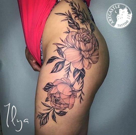 ArtCastleTattoo Tattoo ArtiestPrive Ilya Flowers on side Blackwork