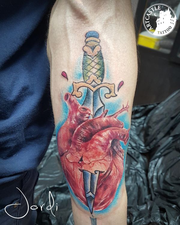 ArtCastleTattoo Tattoo ArtiestPrive Jordi Knife through heart on arm Color