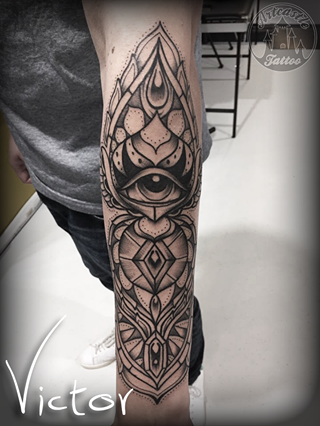 ArtCastleTattoo Tattoo ArtiestVictor Eye with geometric tattoo lower arm Neo traditioneel Neo Traditional