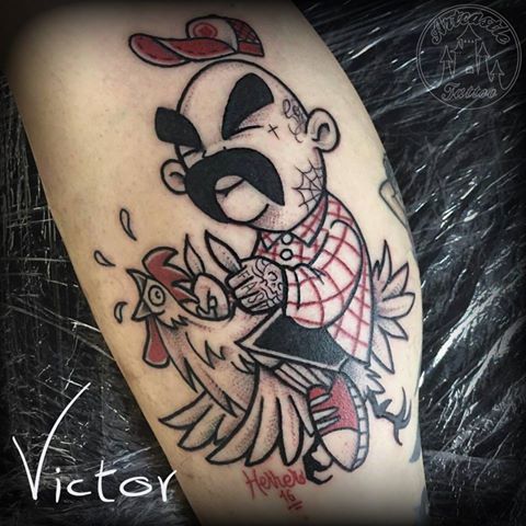 ArtCastleTattoo Tattoo ArtiestVictor Gangster riding chicking tattoo lower leg Traditioneel Tradit